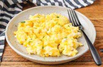 Cheesy Scrambled Eggs with Spinach