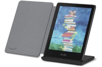 Amazon Kindle Colorsoft With a Leather Cover and Charging Dock Hits Its All-Time Low Since Launch